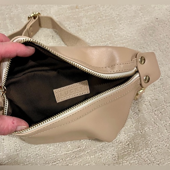 LUCKY Tan leather Crossbody/bum Bag - Picture 3 of 4